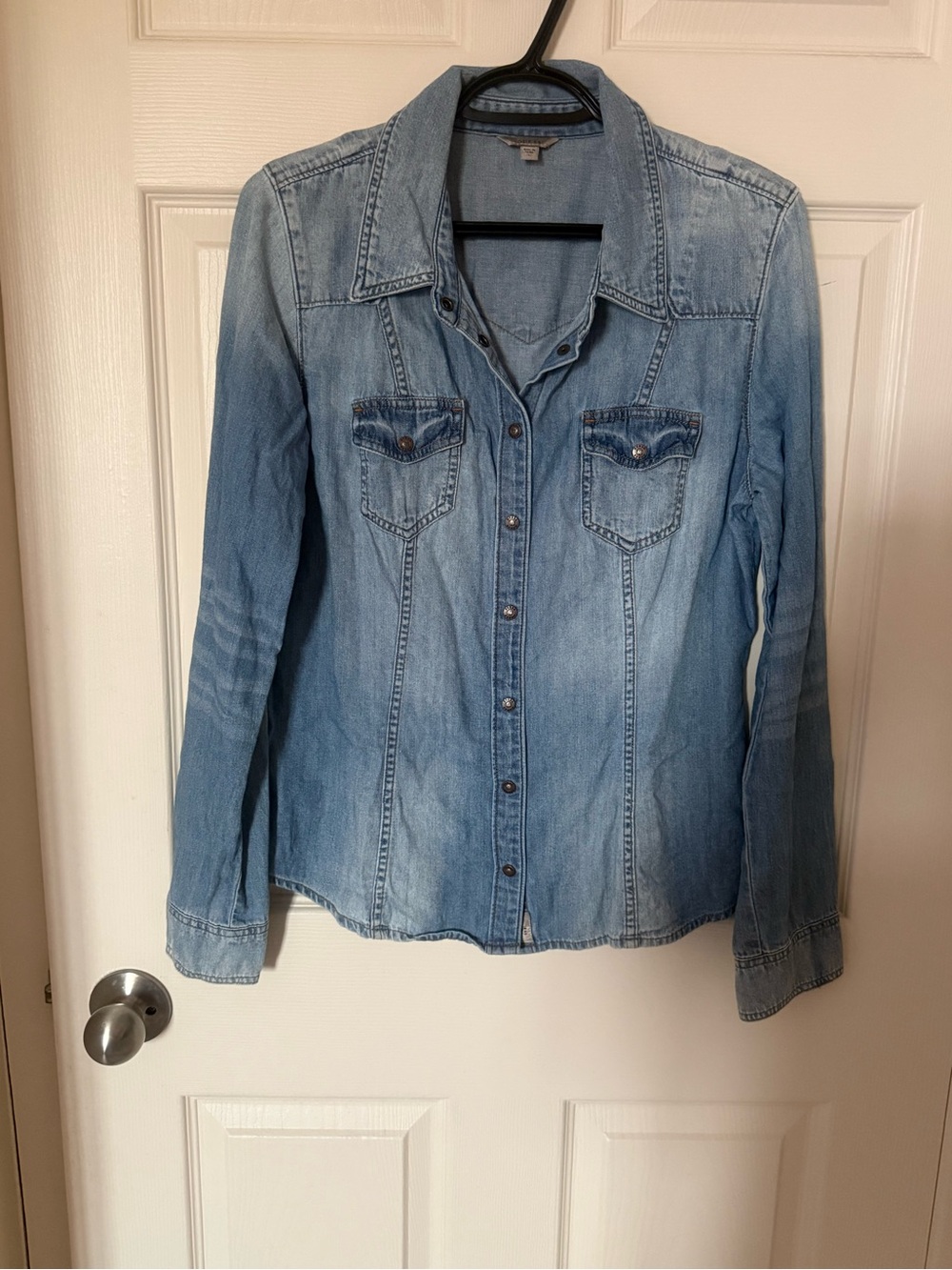 GUESS woman’s Medium Wash Denim button-up Shirt Size-Large